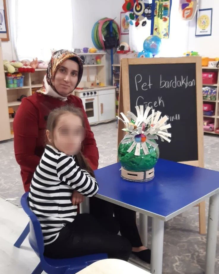 svrkmehmetcik's tweet photo. Bigep-Metip Projesi- Anne Atölyesi kapsamında anasınıf şubemizde velimizin katılımıyla "Pet Bardaktan Çiçek " yapımı etkinliĝi yapıldı. Bu güzel etkinlik için velimize ve ögretmenimize teşekkür ederiz. #bigep #etkinlik #siverekmeb https://t.co/RGz7DZzTfC