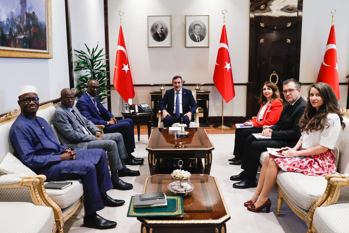 S.E. M. @AbdoulayeDiop8 et M. Moussa Alassane Diallo, Ministre de l'Industrie et du Commerce ont été reçus en audience par M. Cevdet YILMAZ @_cevdetyilmaz Vice-Président de la République de Türkiye. Au cours de cet entretien cordial, les deux parties ont noté leur vision…