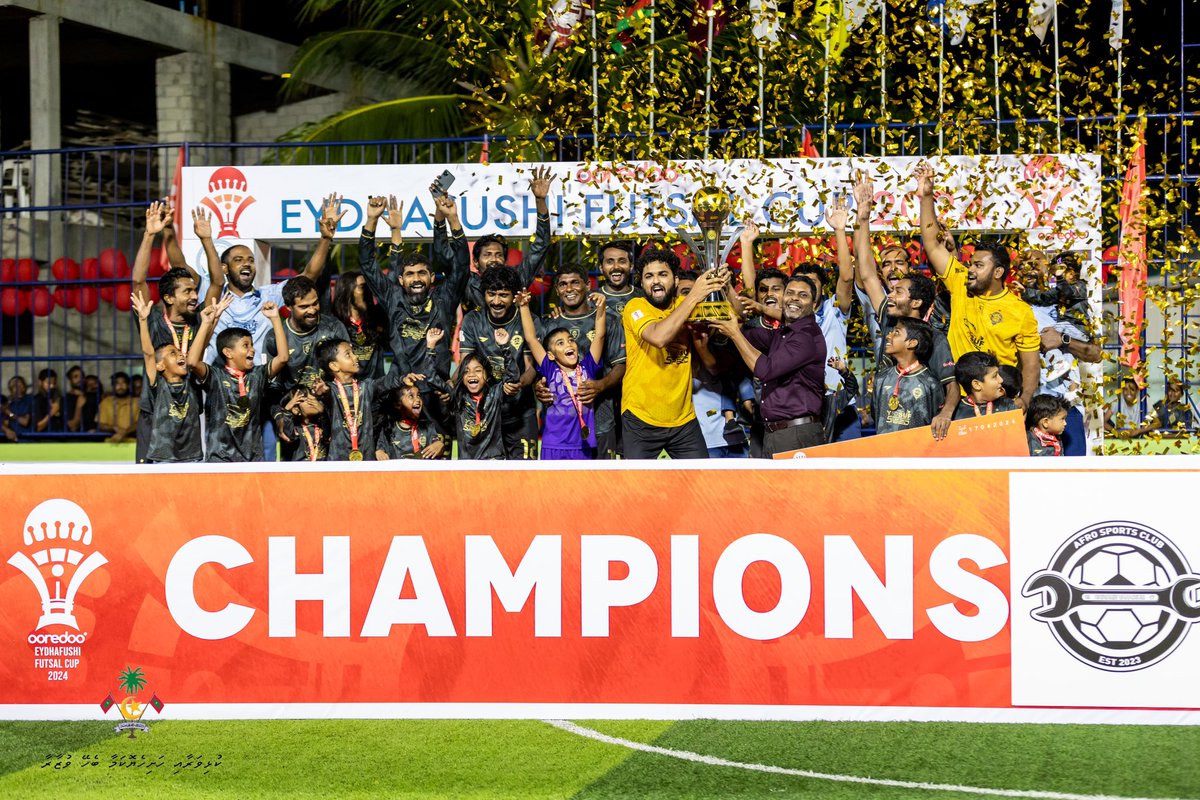 MoYSF_mv's tweet photo. Minister Abdulla Rafiu attended as the chief guest to watch the Ooredoo Eydhafushi Futsal Cup 2024 final match between CC Sports Club &amp; Afro Sports Club.

After the final match, Minister Rafiu presented medals and trophies to the winners of the tournament. https://t.co/bXtAqEZ8Pb