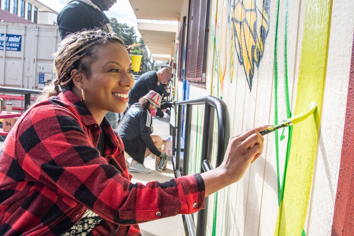 Thank you to the @eatlearnplay, @OUSDNews, @Workday, & @kpnorcal for supporting the recent Bella Vista Elementary Schoolyard Build with a new playground, murals, Little Town Library, expanded garden space, dedicated ball wall, multi-sport court, & more! 📷: Desmond Gribben