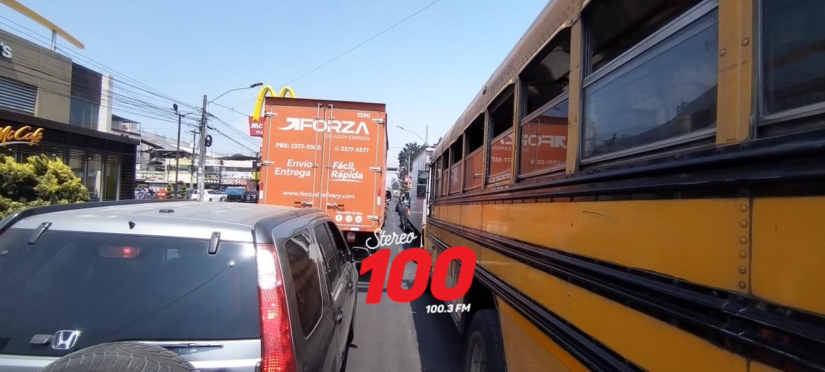 🔴 #TránsitoXela | Carga vehicular en la 4ª calle, zona 3 de #Quetzaltenango. Vía Moisés Cottom #Stereo100Noticias