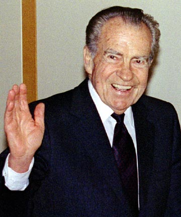 30 years ago today, former President Richard Nixon suffered a stroke at his home in New Jersey. He died four days later at the age of 81. latimes.com/archives/la-xp…