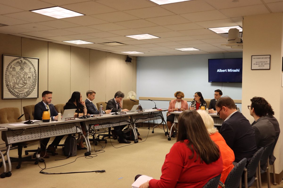 I held a hearing on NYC’s helicopter noise & safety where I discussed w/ @NYCEDC the role of the FAA, the thousands of 311 complaints received, my legislation on electrification & if the less than $2 million in revenue is truly enough for the amount of damage it brings.

1/2