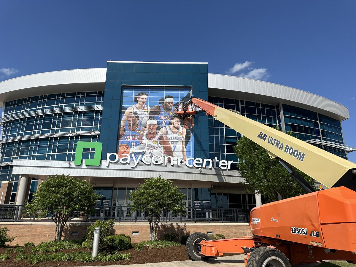 oklahoma_br's tweet photo. A cidade já está completamente vestida de OKC Thunder  😍💙⚡️

Via: @CAlmanza1007 https://t.co/1I5h9hmO8z