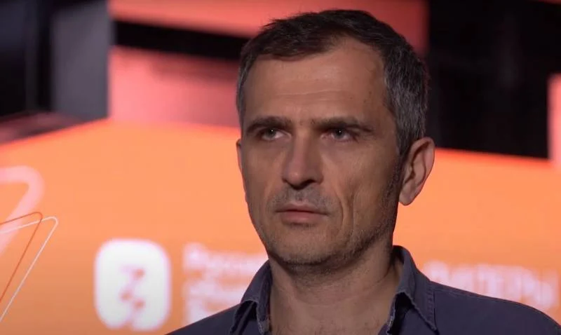 EurekaNews10's tweet photo. 🇷🇺🇺🇦 Si todo sale bien, Avdeevka parecerá flores.

Yuri Podolyaka , periodista Ruso

Chasov Yar

▪️ Ayer, las páginas públicas ucranianas escribieron sobre la huida de la 67.ª brigada del campo de batalla. Falló en el frente y esto es un gran problema para AFU. No sólo entregaron una parte importante del territorio, sino que también les faltaba una brigada.

Dicen que esta brigada no aceptó a Syrsky y lo saboteó.

▪️ Esta es una búsqueda de excusas. Esta situación no es sólo en la 67ª Brigada. Estaba la 25.ª brigada, ahora la 115.ª La razón principal es el aumento de las capacidades de nuestro ejército , así como un fuerte deterioro en la calidad del personal AFU. Simplemente los destruimos. Los soldados enemigos, que no están moralmente preparados, ven esto y en la primera oportunidad se rinden, a pesar de las amenazas del núcleo de las brigadas.

▪️ Sector Ocheretinsky : una importante crisis operativa para el enemigo. Hicimos un gran avance, caminamos más de dos kilómetros en un día y entramos en las afueras de Ocheretino. AFU ya arrojó grupos de cocineros y conductores en este avance; formaron destacamentos combinados para silenciarlo de alguna manera, por la noche pudieron hacerlo.

▪️ El enemigo está tratando de reunir reservas en las zonas vecinas. Y ni siquiera los toman en batallones, sino simplemente en grupos que son arrojados al frente.

▪️ Ocheretino es el punto estratégico más importante. Un poco menos importante que Chasov Yar, pero no menos importante para la dirección central de Donetsk. Habiendo perdido Ocheretino, AFU pierde todas las líneas de defensa convenientes al norte y al oeste de Donetsk. En cualquier caso, tendrá que retroceder aún más. Además, los flancos y la retaguardia del grupo enemigo de Toretsk están expuestos. Nuestro ejército viene del norte de este grupo desde Chasov Yar.