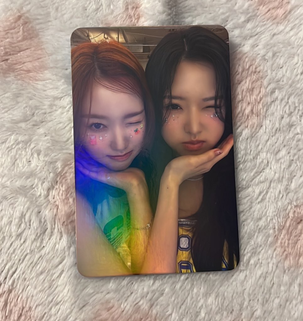 boopsverse's tweet photo. hands down the cutest loossemble photocard i’ve ever seen a https://t.co/KbyESOV3Ya