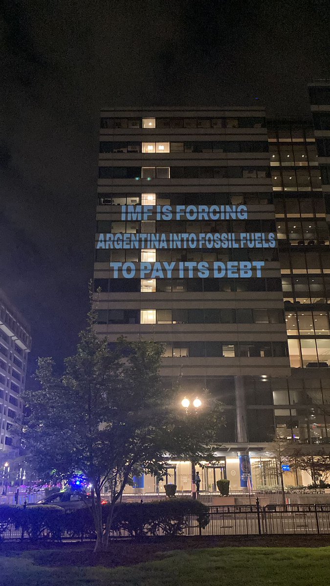 foe_us's tweet photo. 📸Seen at the IMF this week. 

IMF is pushing countries like Argentina to extract fossil fuels, through loan conditionalities and policy advice. But it tries to hide behind the veil of "neutral" economics. Its economics are NOT neutral!

@ustreasury @imfnews https://t.co/yFY8N87ICT