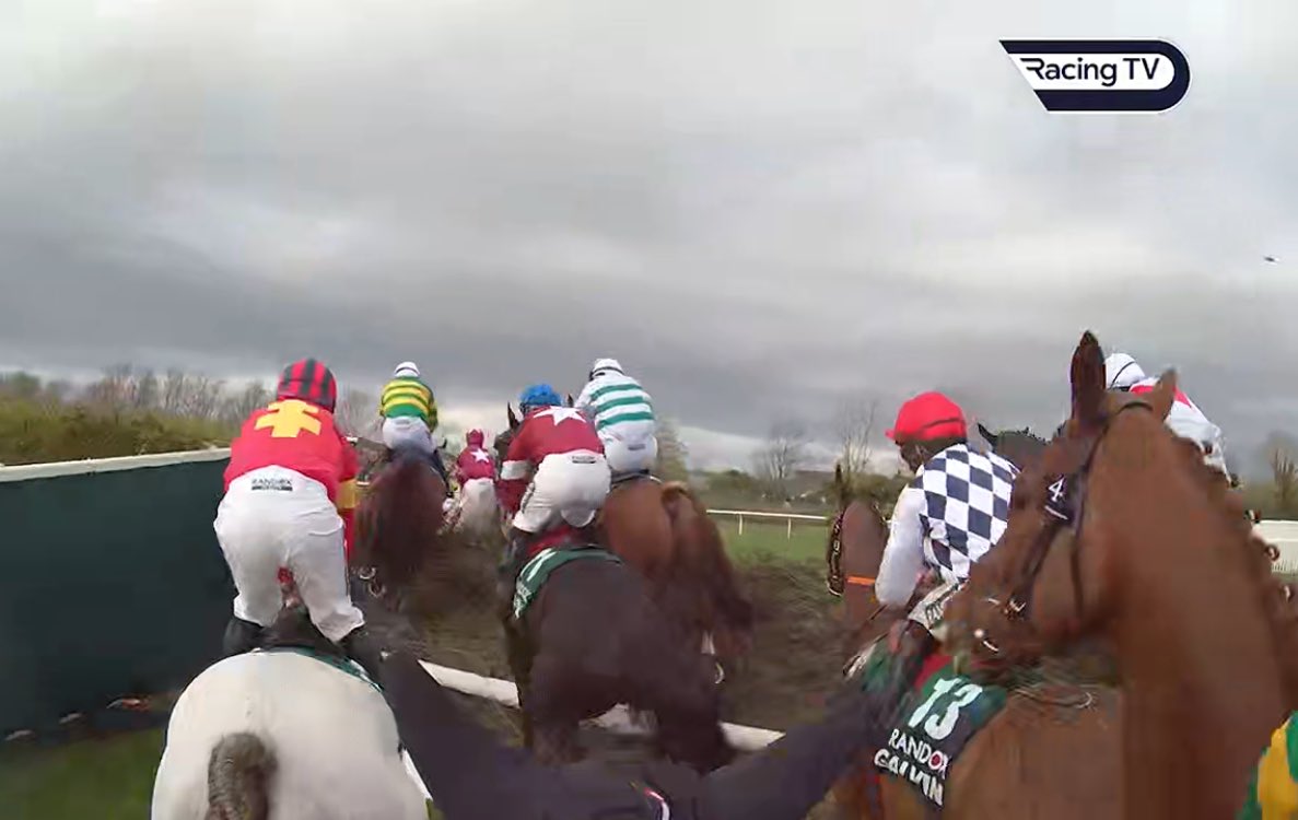 Jump jockeys are just made different aren’t they?! 

This is the view @dan2231 had on the first circuit of the Grand National at the Canal Turn using the @JockeyCam on @RacingTV 🤯

You can watch the full video underneath and it’s incredible to watch! 🏇