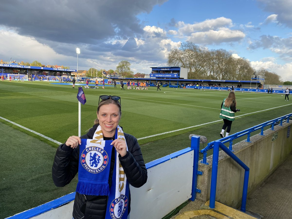 Erica_Pence's tweet photo. Worth the trip from 🇺🇸 to see @ChelseaFCW!! Great win, @catarinamacario start, 2 first time goals, 3-0 finish and back on the top of the table, an @AggieBjones high five, caught and threw back the game ball! Amazing experience. #UpTheChels https://t.co/jWbPyLfWT9
