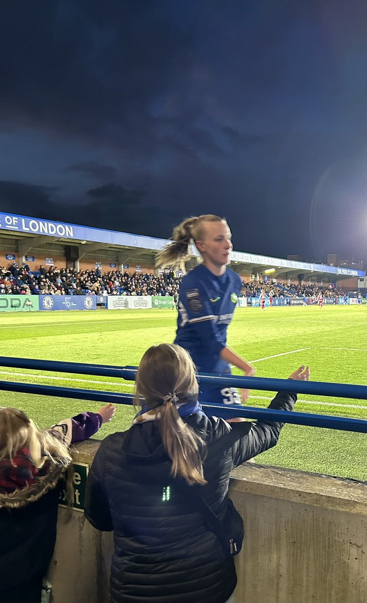 Erica_Pence's tweet photo. Worth the trip from 🇺🇸 to see @ChelseaFCW!! Great win, @catarinamacario start, 2 first time goals, 3-0 finish and back on the top of the table, an @AggieBjones high five, caught and threw back the game ball! Amazing experience. #UpTheChels https://t.co/jWbPyLfWT9