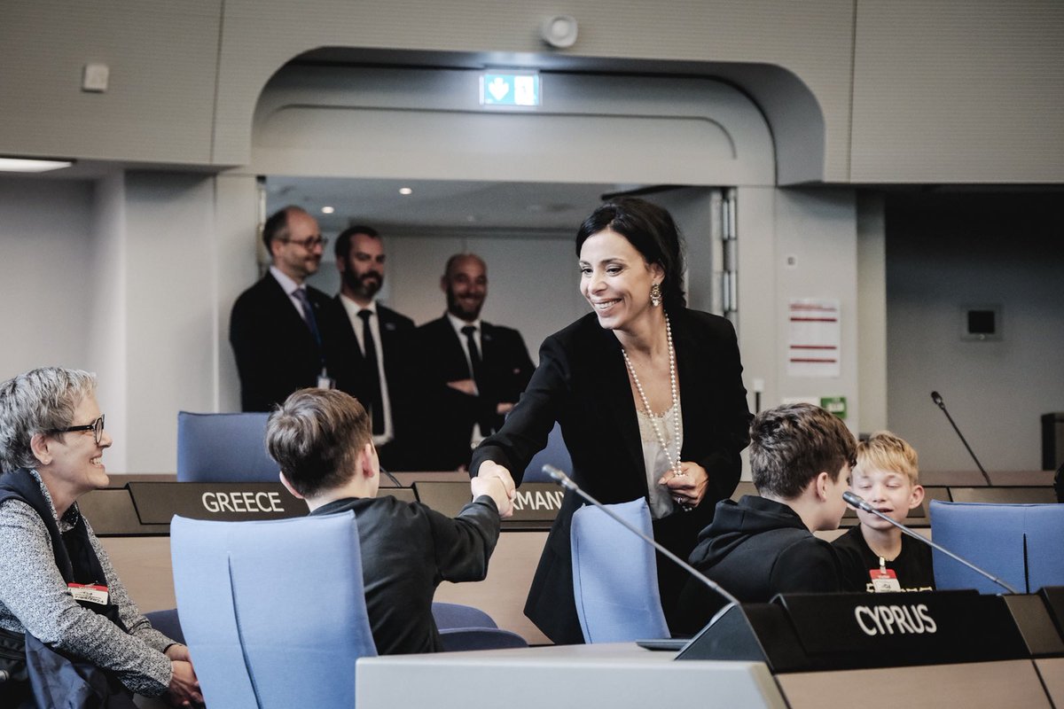 A particularly important exchange for me also took place with a secondary school class from 🇱🇮. In the meeting room of the Committee of Ministers, where the foreign ministers and ambassadors normally decide on @coe business, the pupils were given an insight into the organization.