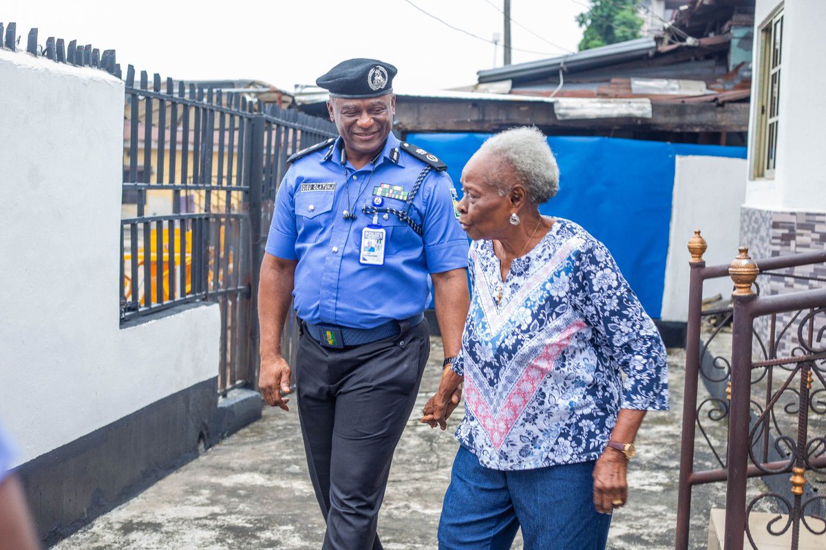 I had the honor of visiting 94-year-old DCP Dame Stella Obuoforibo Okuyiga (Ret.), one of the pioneering 20 female police officers in Nigeria who joined the force in 1955. It was a delight to spend time with this veteran trailblazer.

#WomenInPolice #NigeriaHistory…