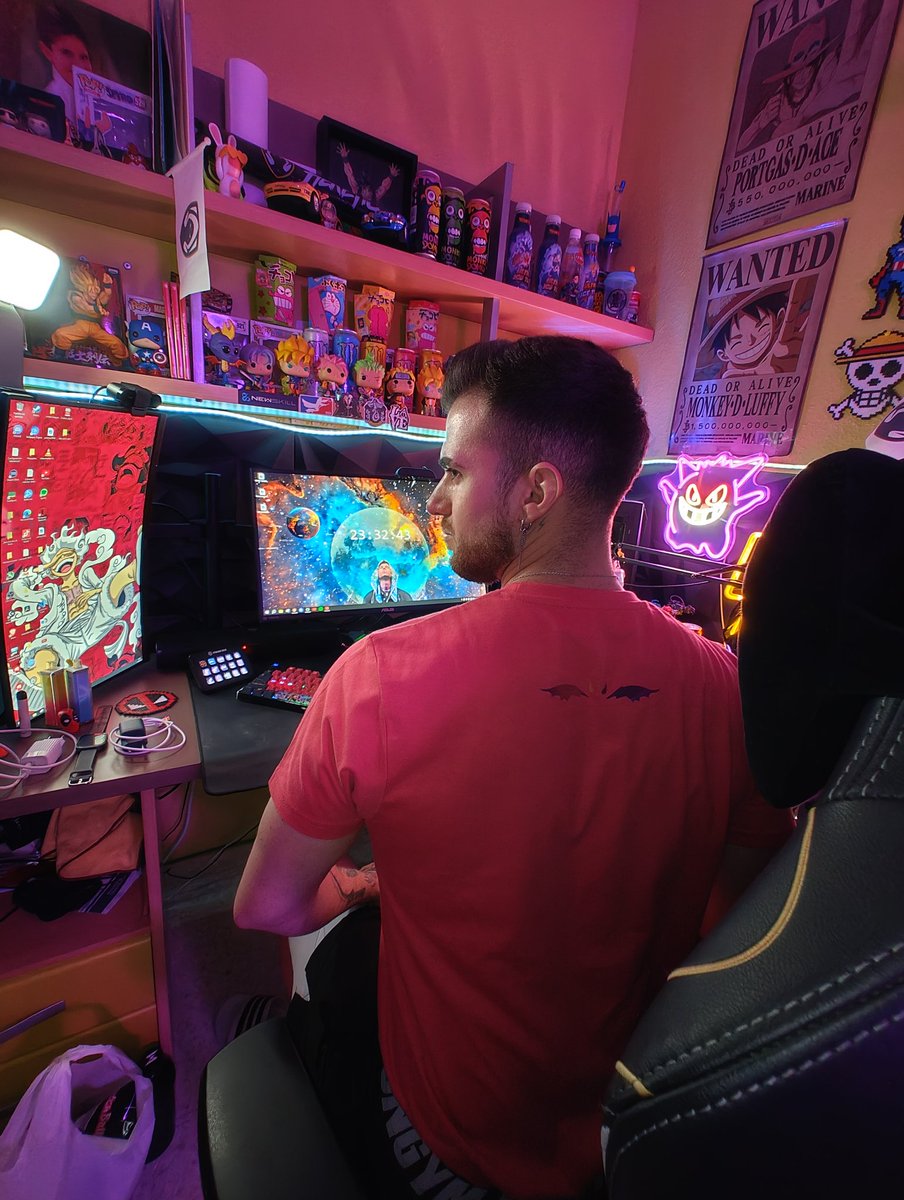 Magiccristian1's tweet photo. 😈🔥COMENZAMOS STREAM CON ESTA CAMISETA QUE ME ENVÍO @NiloWear 😈🔥 
|| @eQuizersEC || @SynctechGaming || @NiloWear 
➡️https://t.co/xtdjSddZah https://t.co/iFtYjGn0MX