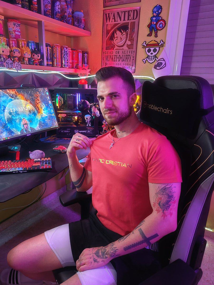 Magiccristian1's tweet photo. 😈🔥COMENZAMOS STREAM CON ESTA CAMISETA QUE ME ENVÍO @NiloWear 😈🔥 
|| @eQuizersEC || @SynctechGaming || @NiloWear 
➡️https://t.co/xtdjSddZah https://t.co/iFtYjGn0MX