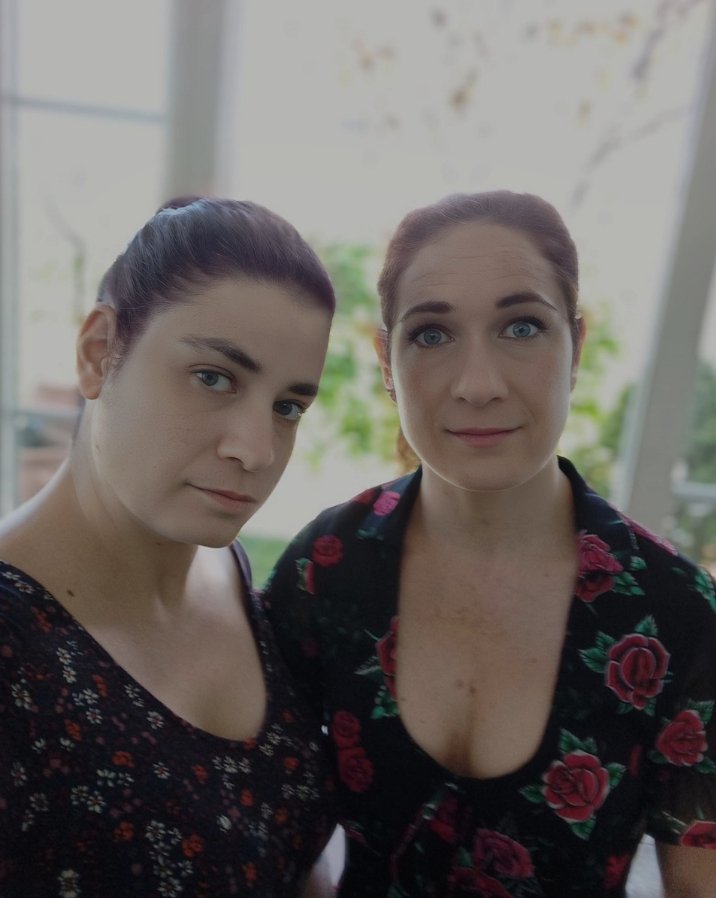 Una hermana son ambas cosas, tu espejo y tu opuesto.