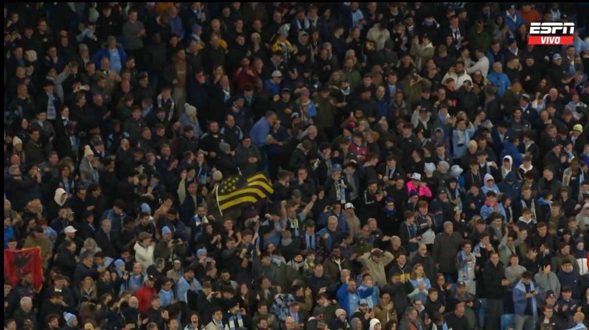 indiodelCAP's tweet photo. Bandera de Peñarol en Cuartos de final de Champions. PEÑAROL EN TODOS LADOS. https://t.co/7BYnUSF5CF