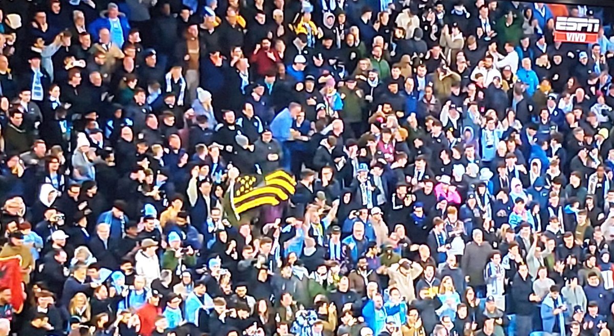 Manchester City - Real Madrid. Plena definición por penales, enfocan la tribuna y que aparece? Si, la bandera de Peñarol, como en todos lados del mundo