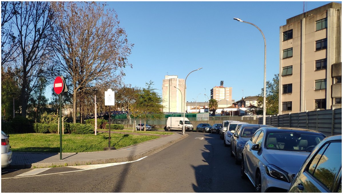 BlogBusurbano's tweet image. Ilustrando las paradas alternativa y provisional, respectivamente, de la #Lín5, en su desvío a causa de las obras en el tramo inicial de la Avda. del Ferrocarril para la futura #EstaciónIntermodal:

 #Par101 General Rubín (bajada)
#ParProv Joaquín Cotarelo, esquina Avda. de Cádiz