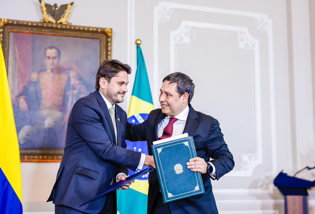 Muito feliz em assinar com o ministro @MauricioLizcano o acordo que vai garantir que a internet por fibra óptica chegue até a cidade colombiana de Letícia. Mais uma importante ação do @mincomunicacoes, por meio do programa Norte Conectado, em prol da inclusão digital na região.