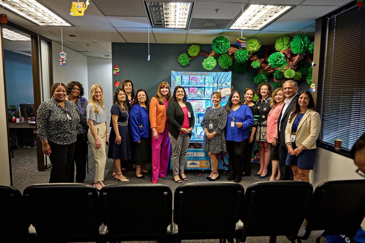 💬✨ At Dallas ISD, speaking another language is a superpower. Welcoming students from diverse backgrounds, @DallasEdFound installed a book vending machine offering books in SIX languages at the Margaret and Gilbert Herrera International Welcome Center. 🌎📚