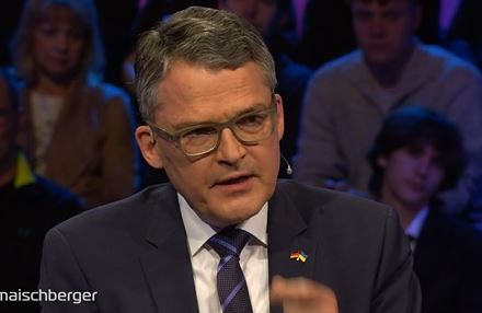 #Maischberger
#Scholz+eine Umfragemehrheit in🇩🇪riskieren sehenden Auges,dass wir bald mit mehreren Millionen von ukrainischen Flüchtlingen konfrontiert  werden. Dann zerfleischen wir uns, die AfD kriegt Zulauf und #Putin braucht uns militärisch nicht mehr anzugreifen #Kiesewetter