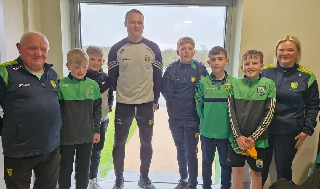 In our final training session before the halftime game on Saturday, @cumanndl booked the services of Neil McGee and Jim McGuinness to run through a few tactics! Money well spent said Manas! @Doire_mBunscol @officialdonegal @AllianzIreland @officialdonegal