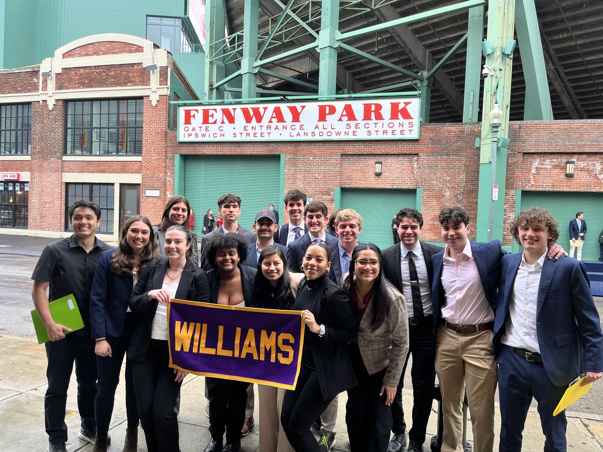 Play ball! ⚾️ Last week, the '68 Center for Career Exploration took a group of students to @fenwaypark for a Sport &d Entertainment Career Fair, where they were able to connect with employers like the Celtics, Red Sox and Draft Kings before catching a game.