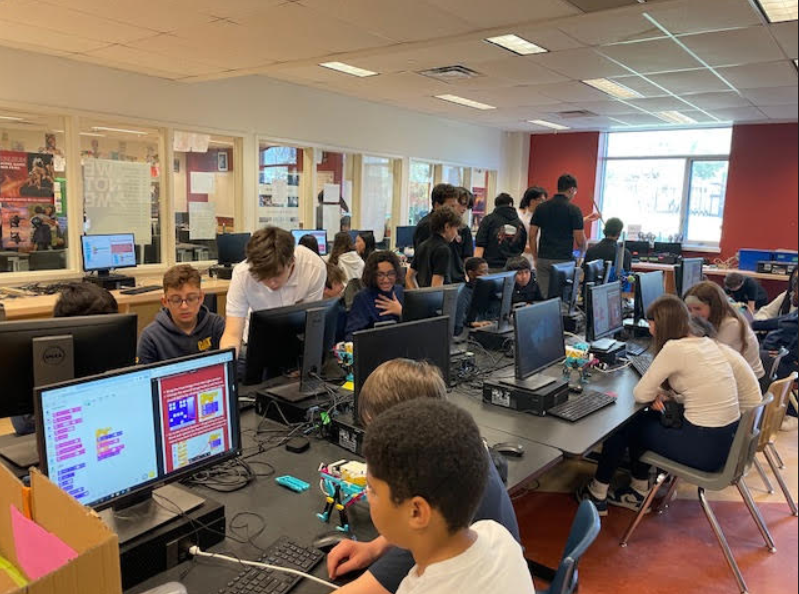 BrebeufSTEAM's tweet photo. It was great to see 80 Annunciation gr 7 &amp; 8s code FIRST FLL robots &amp; solve Science/STEM challenges at our Robotics outreach day led by Brebeuf Robotics &amp; STEAM. Keep coding! @TCDSB_STEAM @AnnettaConnie @peacocks21  @LSCSeduca08  @TCDSB @TCDSB21C @TCDSBdirector @CANFIRST https://t.co/jAts6HHERv