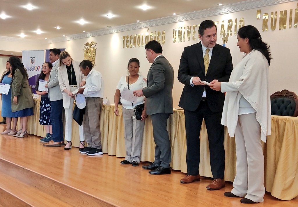 secap_ec's tweet photo. 🔸 El director ejecutivo del Secap, John de Mora Moncayo, en conjunto con el jefe de la Unidad de Migración de @el_BID, Felipe Muñoz, realizaron la entrega oficial de las certificaciones por competencias laborales a recicladores de base. ♻️

#HuellaSecap
#SecapTeCertifica https://t.co/1Fyhrmj5iJ