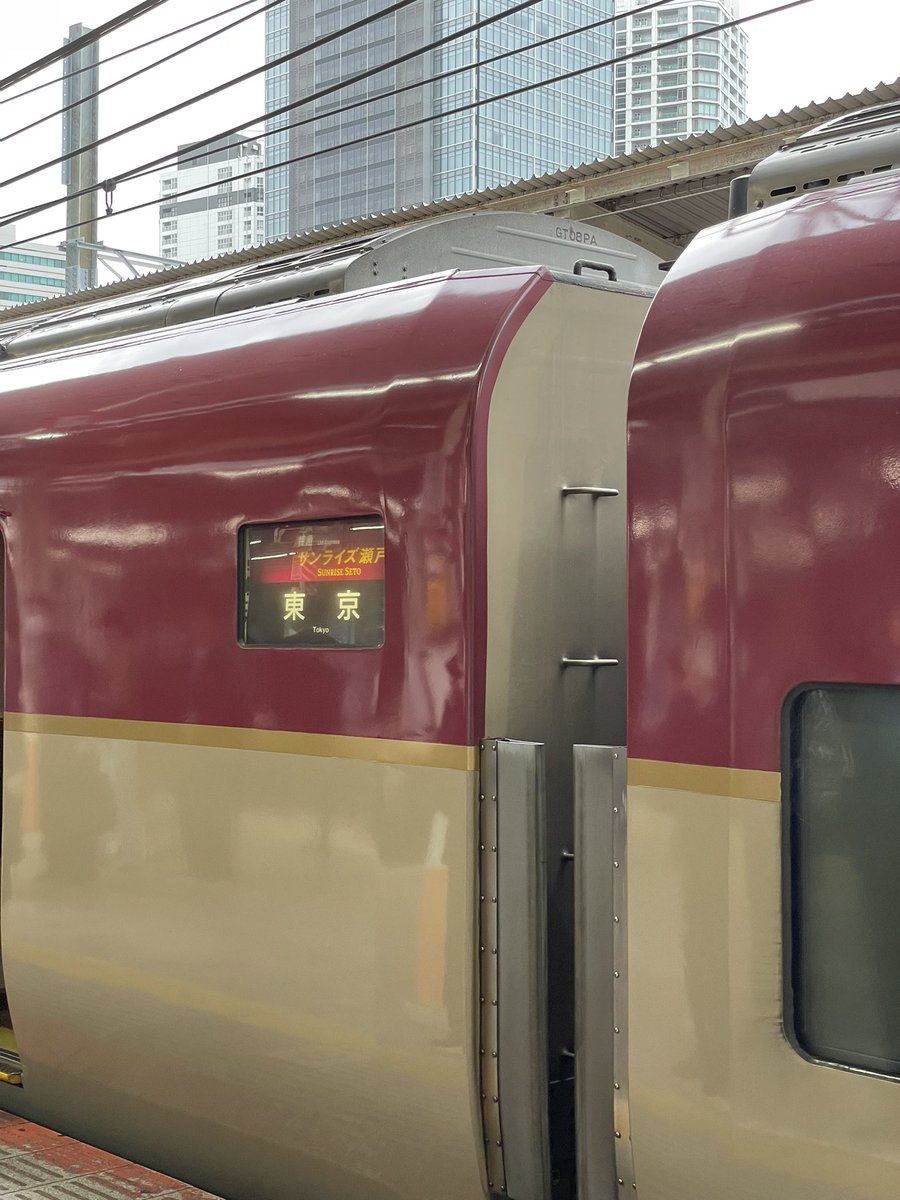 necobut's tweet photo. 車窓から外を眺める時、ホームにいる通勤の人たちと目が合うと何だか気まずかったです。 #kktb https://t.co/DE8hAFsSFv