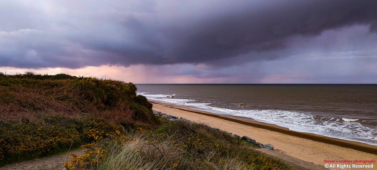 Stormy cloudscapes at Caister on Sea/Scratby @StormchaserUKEU @carlharlott @danholley_ @stormbell @Lowweather @PhotographyWx @bbcweather @BBCWthrWatchers @itvweather @metoffice @ChrisPage90 @WeatherAisling #loveukweather✅ @liamdutton @GavinPartridge @BBCLookEast @itvanglia