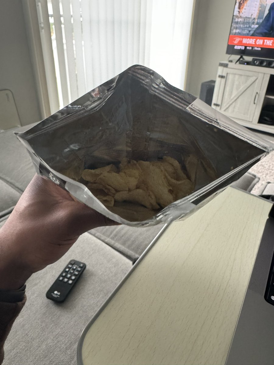CommunityClyde's tweet photo. @deepriversnacks the disrespect I just felt when I opened this chip bag. smt. This is criminal and it honestly made me sad. #whysolow https://t.co/b6ezjr5m1n