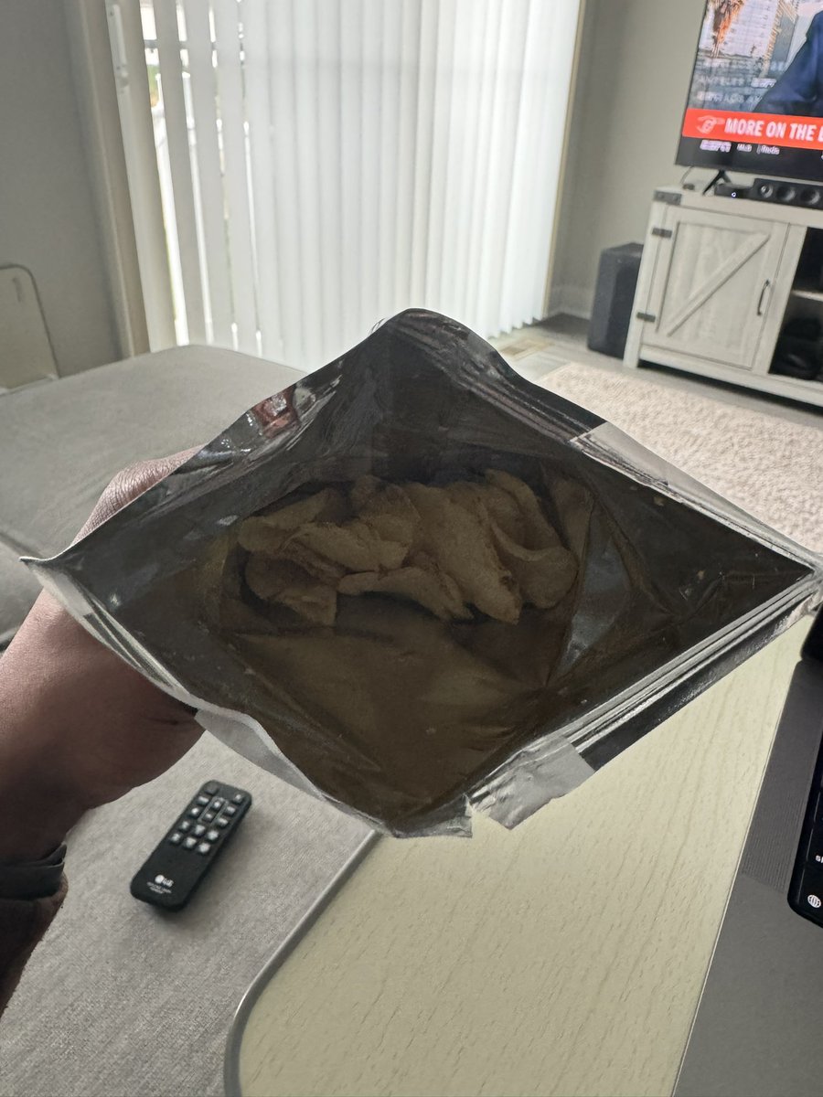 CommunityClyde's tweet photo. @deepriversnacks the disrespect I just felt when I opened this chip bag. smt. This is criminal and it honestly made me sad. #whysolow https://t.co/b6ezjr5m1n