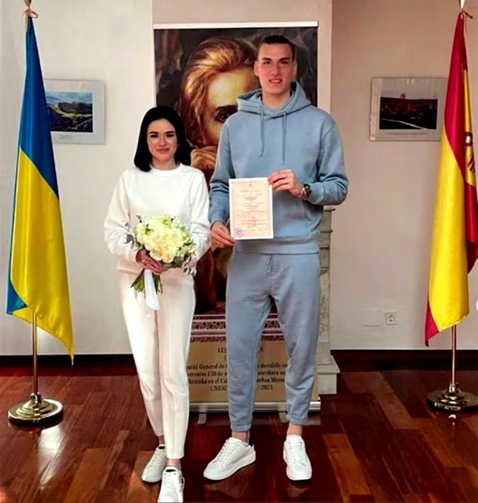 AmandaMorenoGF's tweet photo. Un señor que se casó en chándal nos ha dado el pase a semis. GRANDE ANDRIY OLEKSIYOVYCH LUNIN 🙌🏽 https://t.co/61XxdOAMpg