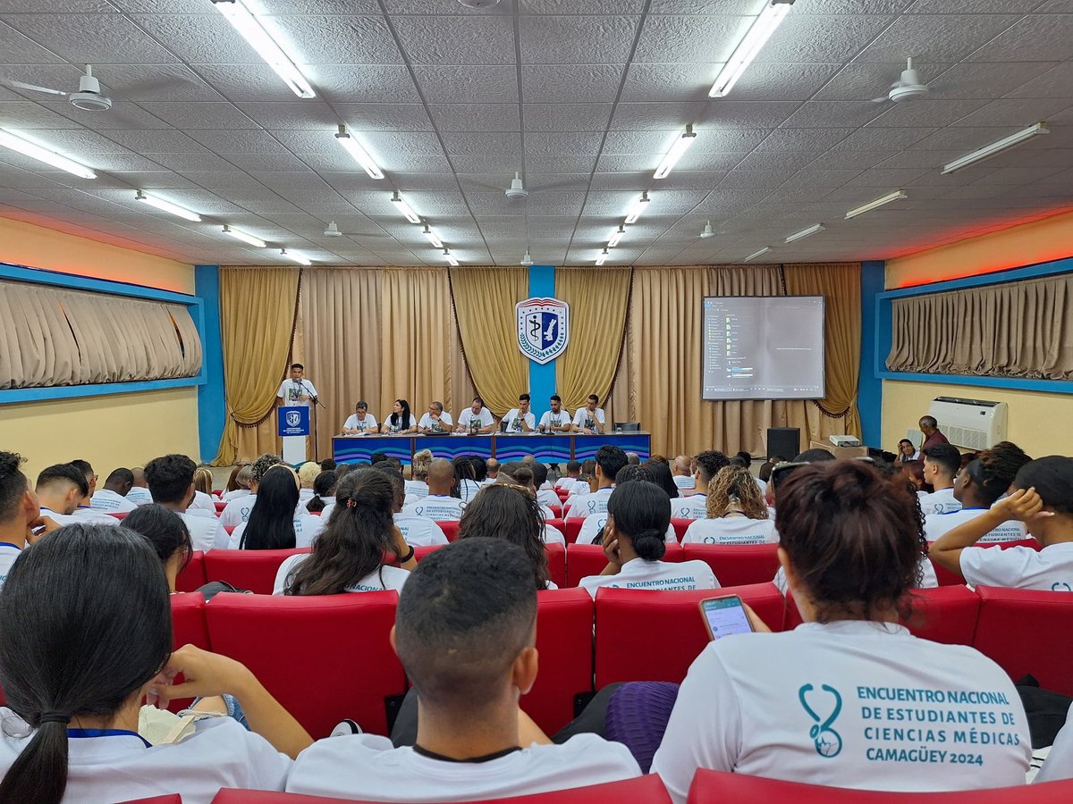 feucm_may's tweet photo. Intercambio con el Ministro de Salud Pública 🥼🤍
#FEUCMMay
#VamosPorMás
#SomosFEU
#GalenosDe❤ https://t.co/5s1Wb12faS