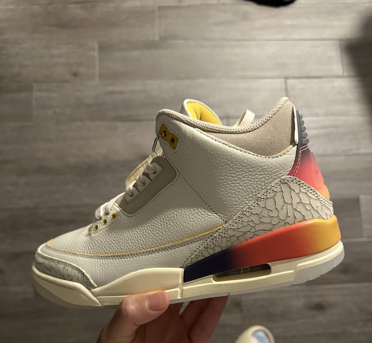 DidntGotEm's tweet photo. @JustFreshKicks White is just too clean https://t.co/C8qUs0OEs0
