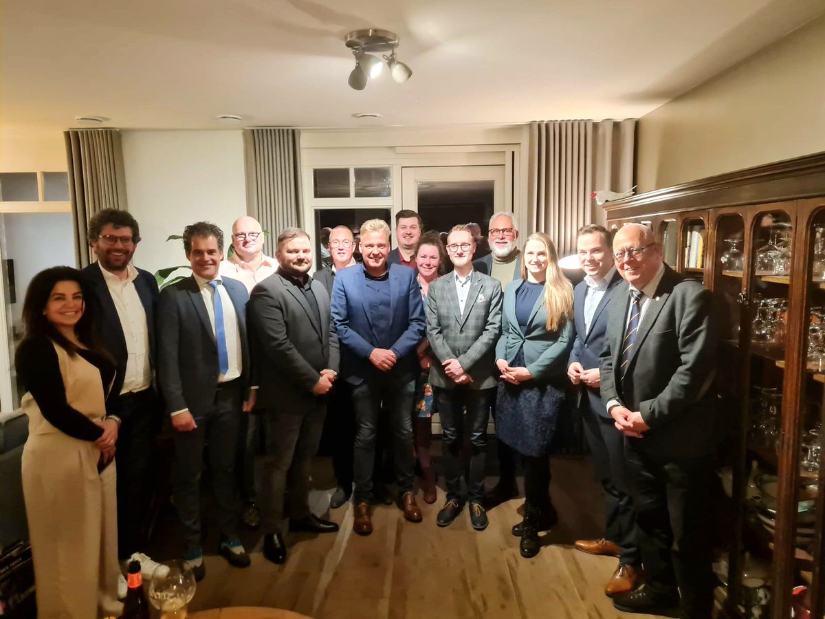 Op bezoek bij de voorgedragen nieuwe Burgemeester van Roosendaal! 🌹

In de raadsvergadering van 17 april heeft de Raad het advies gevolgd van de Vertrouwenscommissie om Mark Buijs (de huidige bgm van Oosterhout) voor te dragen aan de minister van BZK om bgm Roosendaal te worden.