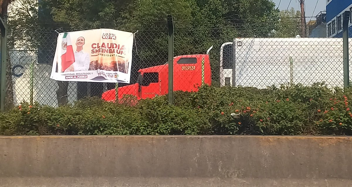 TanyaConYe's tweet photo. @INEMexico ¡Esto es delito y una burla! 
Basura electoral de la #NarcoCandidataClaudia40 en la reja de seguridad del @MetroCDMX calzada de tlalpan dirección sur. https://t.co/cmGB7FvK48