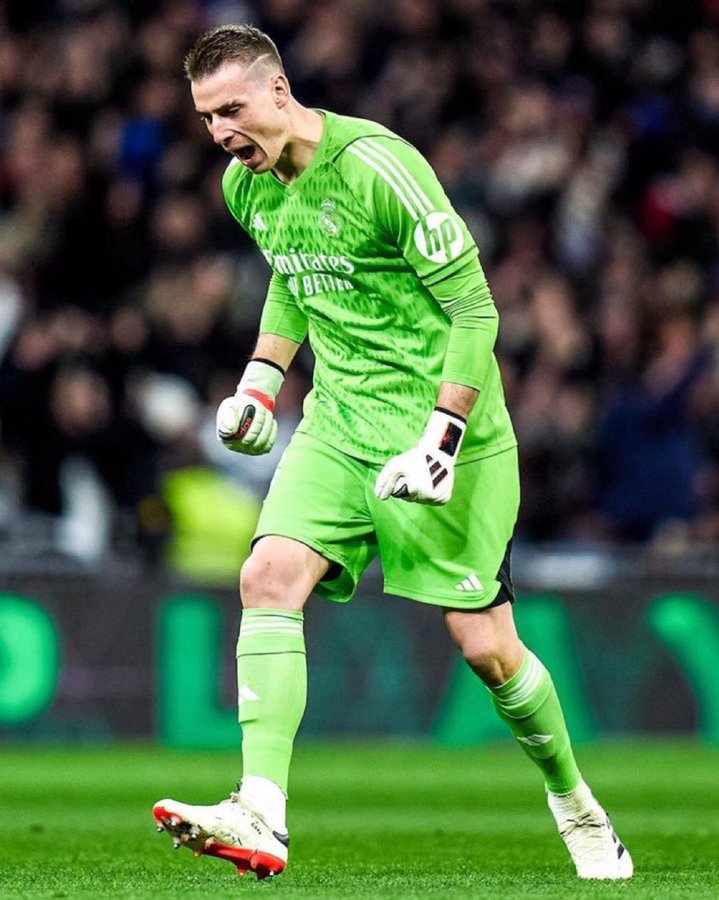 دا اللى صعدنا ى جدعان ومش بس صعدنا دا شايل الفرقه من ساعة ما لعب ولا يقل عن كورتوا 

شكرا لونين ♥️🥰