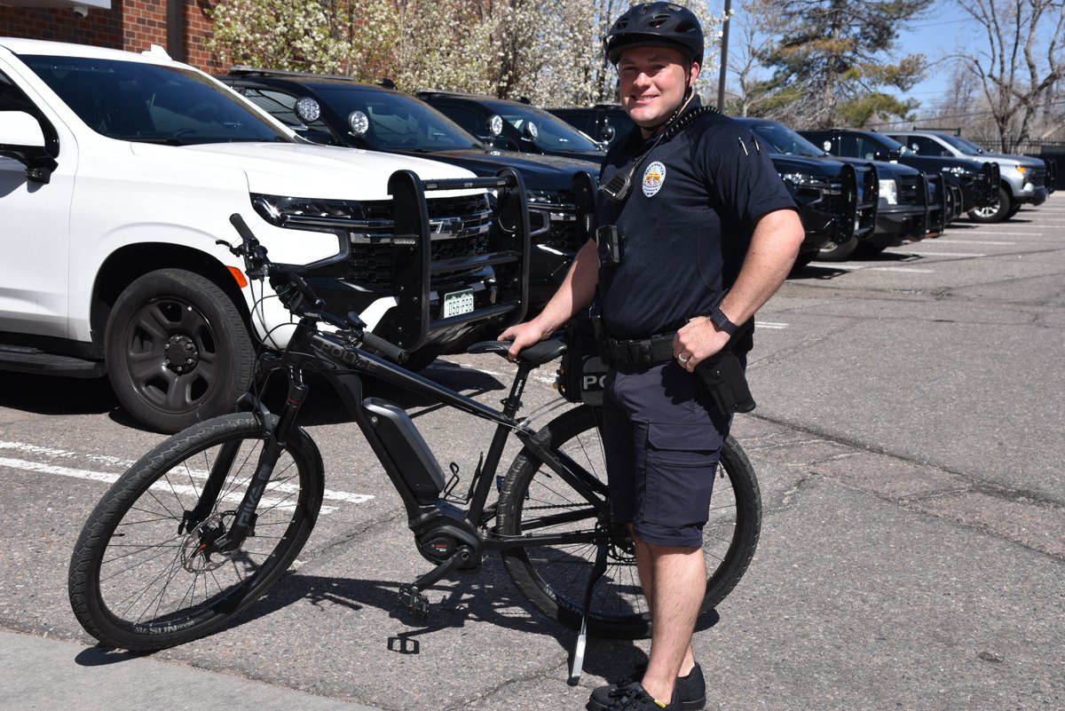 Several officers with the Littleton Police Department (LPD) can now increase their proactive patrols utilizing new e-bikes thanks to a donation from the Littleton Business Chamber. 
police.littletonco.gov/News-Media/Lit…