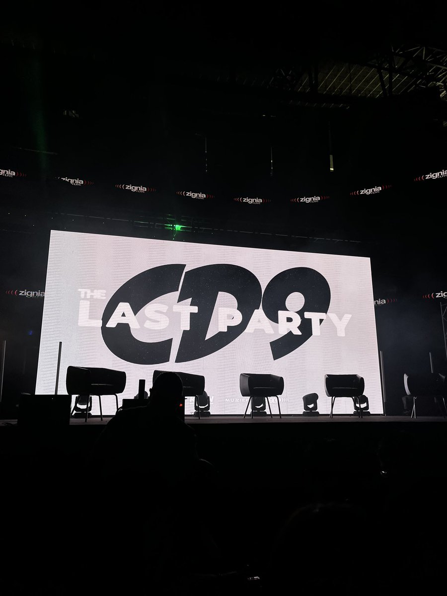 Oye897's tweet photo. ¡Qué irreal lo que acabamos de vivir! @CD9 ha regresado . Es un gusto verlos de nuevo juntos @JosDice @alannavarro @bryanmouque @alongmusic @freddyleyva 🔥🎶

Recuerden mañana es la venta de boletos para la SEGUNDA FECHA 🥰🥰 30 de agosto 2024 / ARENA CDMX
#CD9 #CD9EnOYE https://t.co/sguSXBCAfx