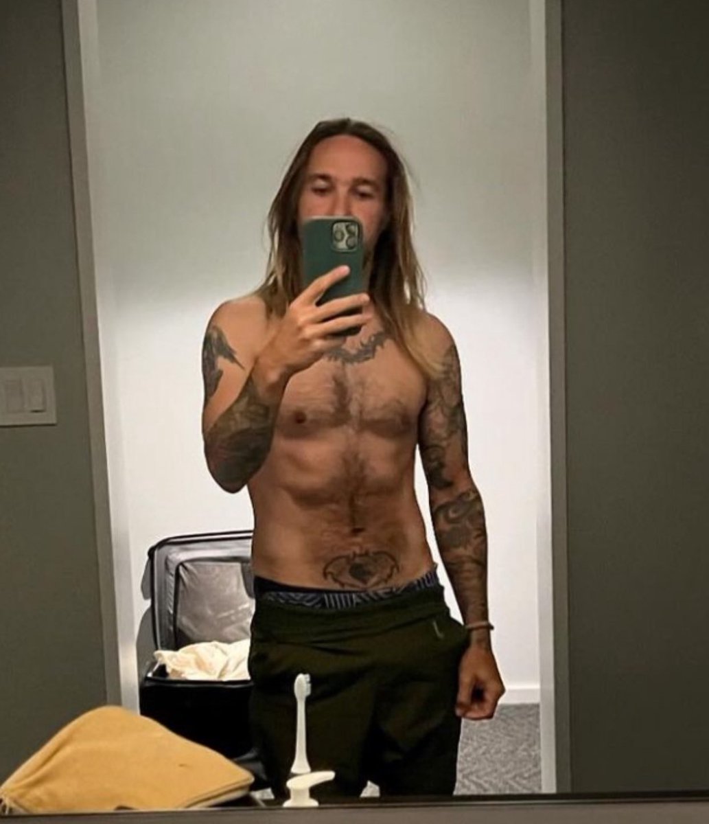 horror_chloe's tweet photo. I am completely normal about this photos. My thoughts are not concerning to feminism in any way https://t.co/OWmpy9KetO