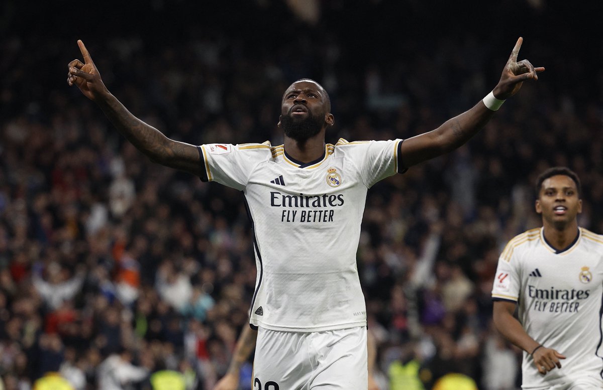 Dr_Chakri's tweet photo. Antonio Rüdiger à la fin du match après avoir marqué le penalty de la victoire du Real Madrid C.F. :
Allahou Akbar Yes 👆🏿
#germany you will ban him from the #mannschaft he is #muslim !!
#Rudiger
#allemagne #sionistes #nazis #nasis
#realmadrid #mancity https://t.co/akbTEUheNU