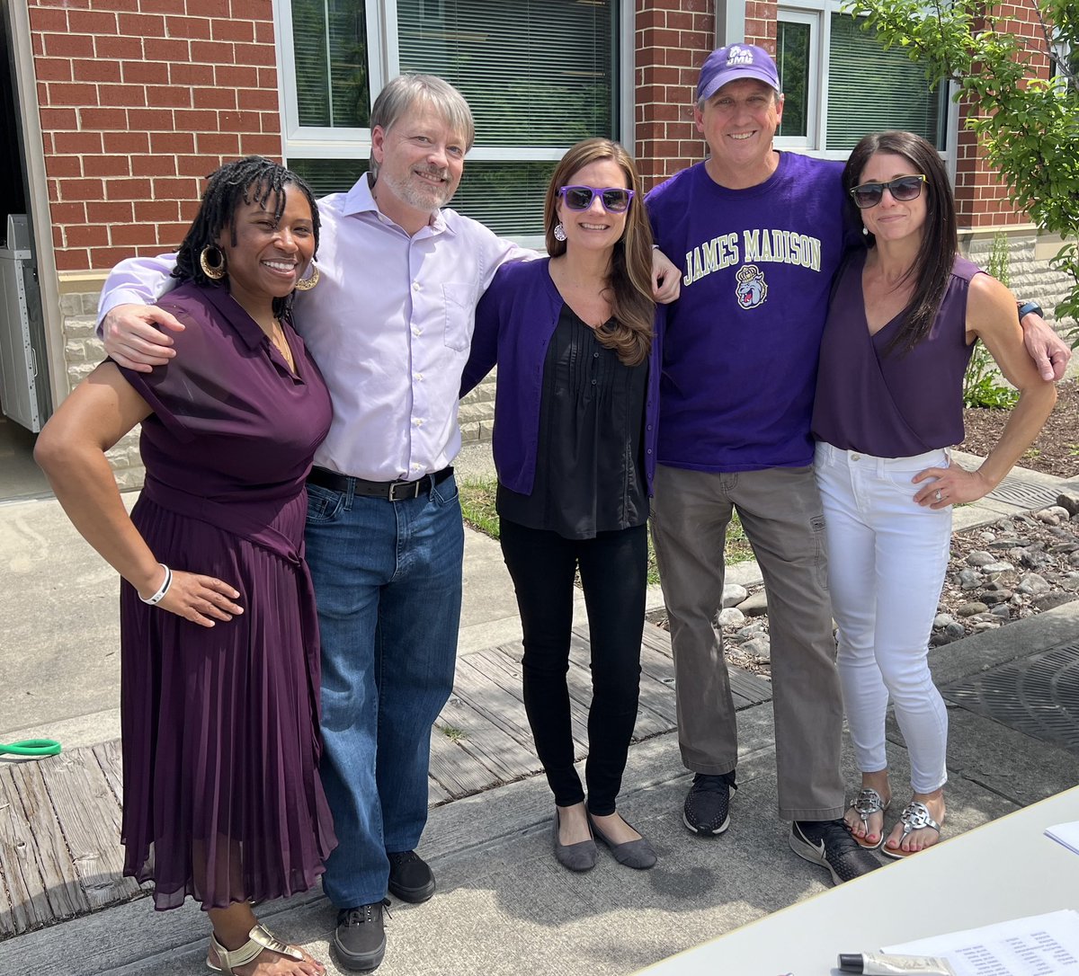 KellamCounselor's tweet image. What a beautiful day to celebrate our Military students @KellamHigh on #PurpleUp day with treats in the courtyard 😎