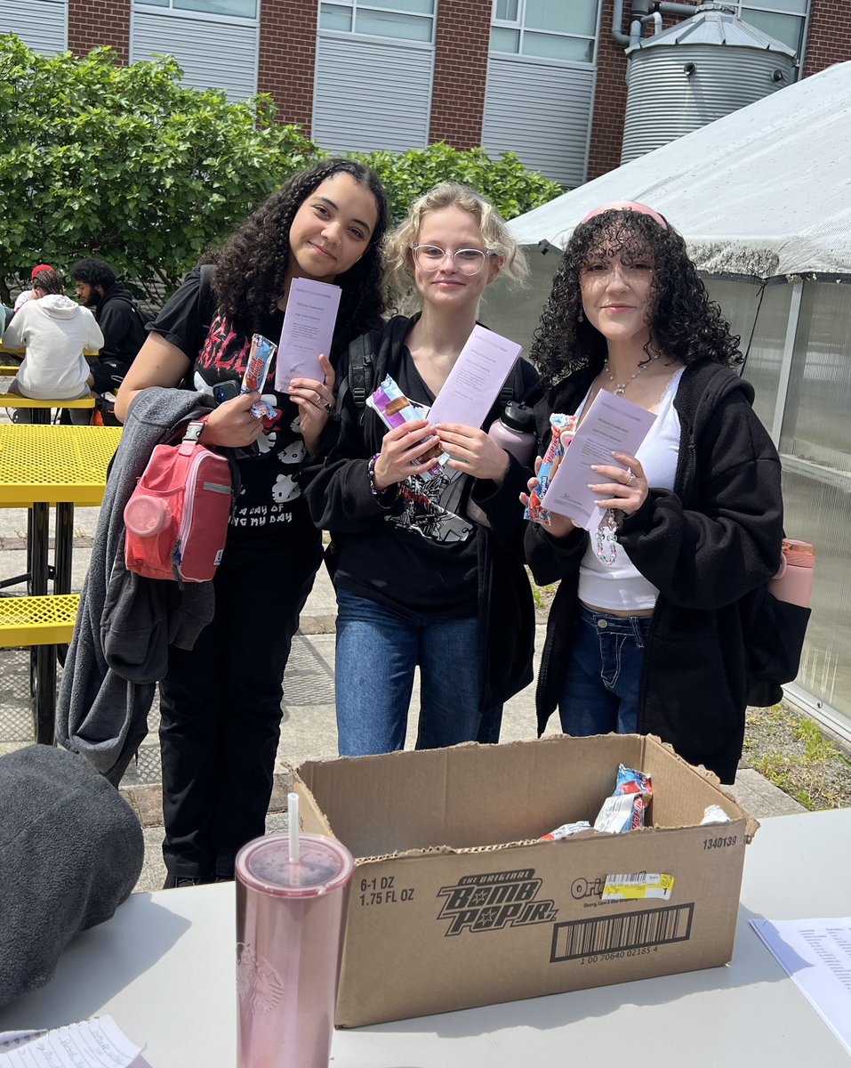 KellamCounselor's tweet image. What a beautiful day to celebrate our Military students @KellamHigh on #PurpleUp day with treats in the courtyard 😎