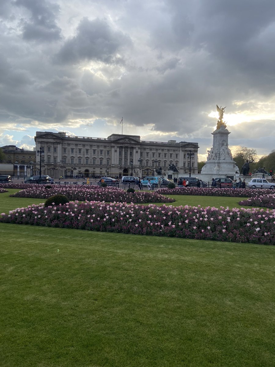 #POstables, 9 miles of walking will get you through Kensington Palace & gardens, Hyde Park, across the Westminster Bridge over the Thames 2view Parliament Buildings & Big Ben, past Westminster Abbey, through St. James Park, to Buckingham Palace enjoying lots of spring flowers!