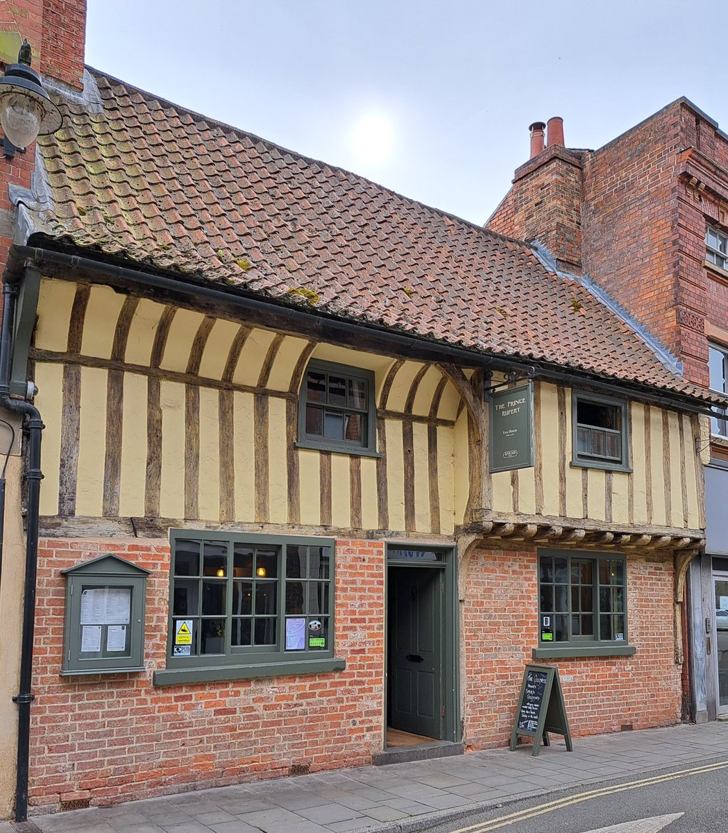 The timber for this house in Stodman Street, Newark, was felled in 1452. Of the Wealden pattern, the part behind the door was a two-storey hall. Now the Prince Rupert, it was formerly the Woolpack. I like the way the curved timbers meet the roof.