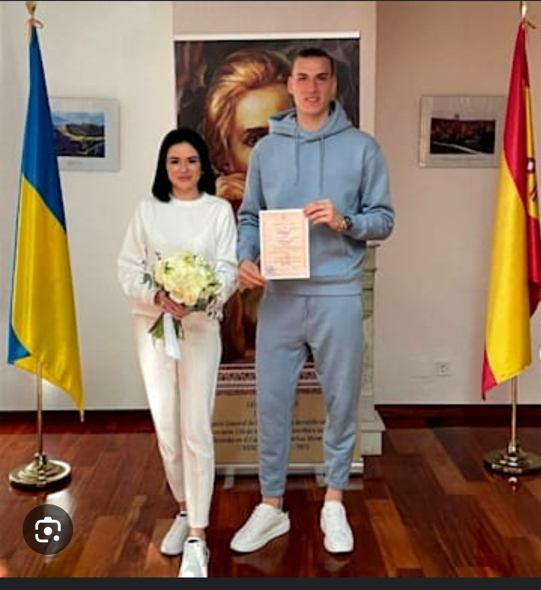 Guiño (@diegottuso) on Twitter photo Pero a ver <a href="/BernardoCSilva/">Bernardo Silva</a>, un tío que se casa en chándal, de verdad piensas que no se la va a sudar quedarse en el medio sin moverse por sus huevos gordos? Pero a ver <a href="/BernardoCSilva/">Bernardo Silva</a>, un tío que se casa en chándal, de verdad piensas que no se la va a sudar quedarse en el medio sin moverse por sus huevos gordos?