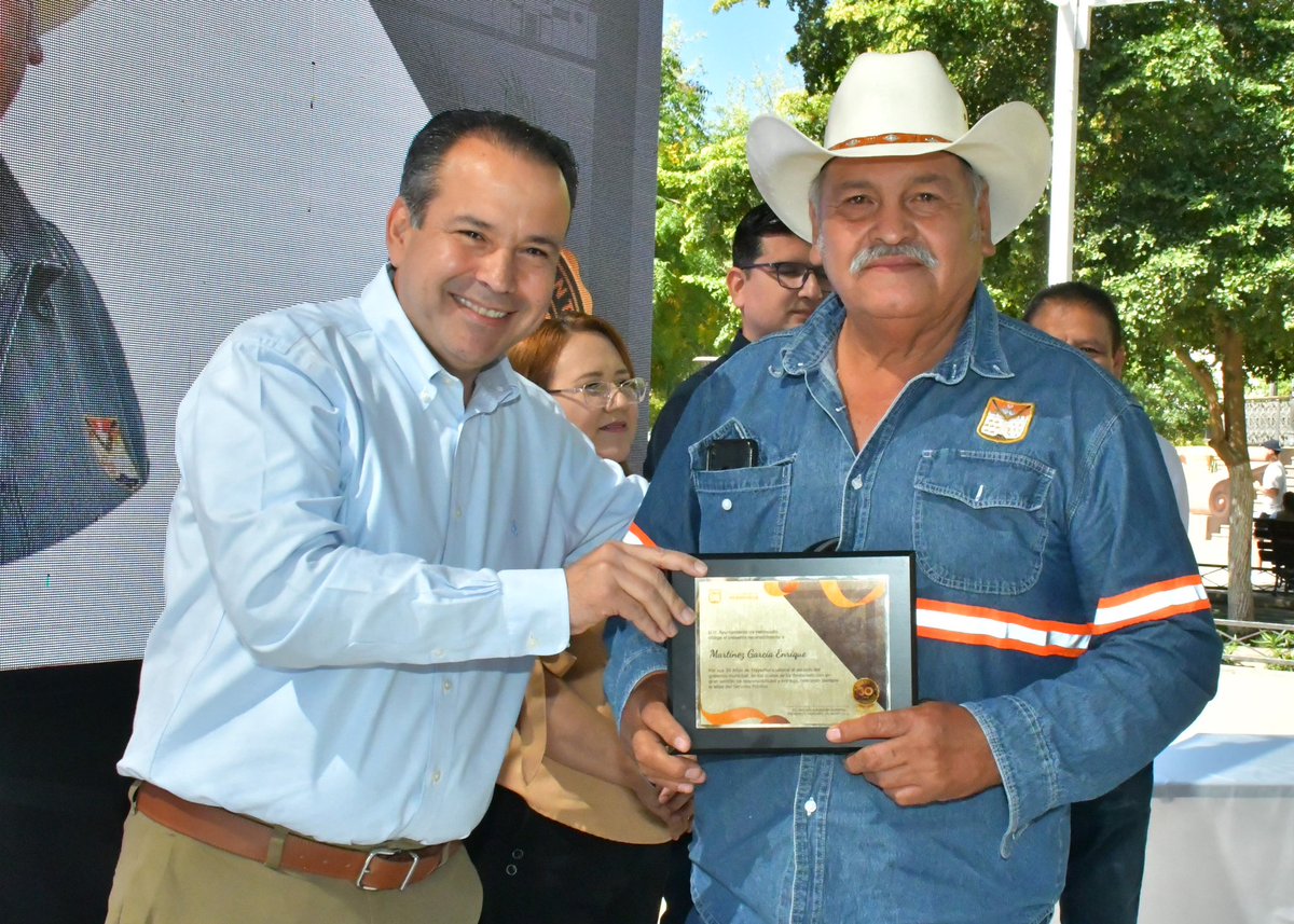 El Ayuntamiento no sería lo que es sin un gran equipo de personas que entregan sus vidas al servicio de nuestra ciudad. Este Día del Servidor Público celebramos a quienes hoy cumplen 10, 15, 20 y hasta 30 años de servicio. ¡Gracias a ustedes y a sus familias que los apoyan