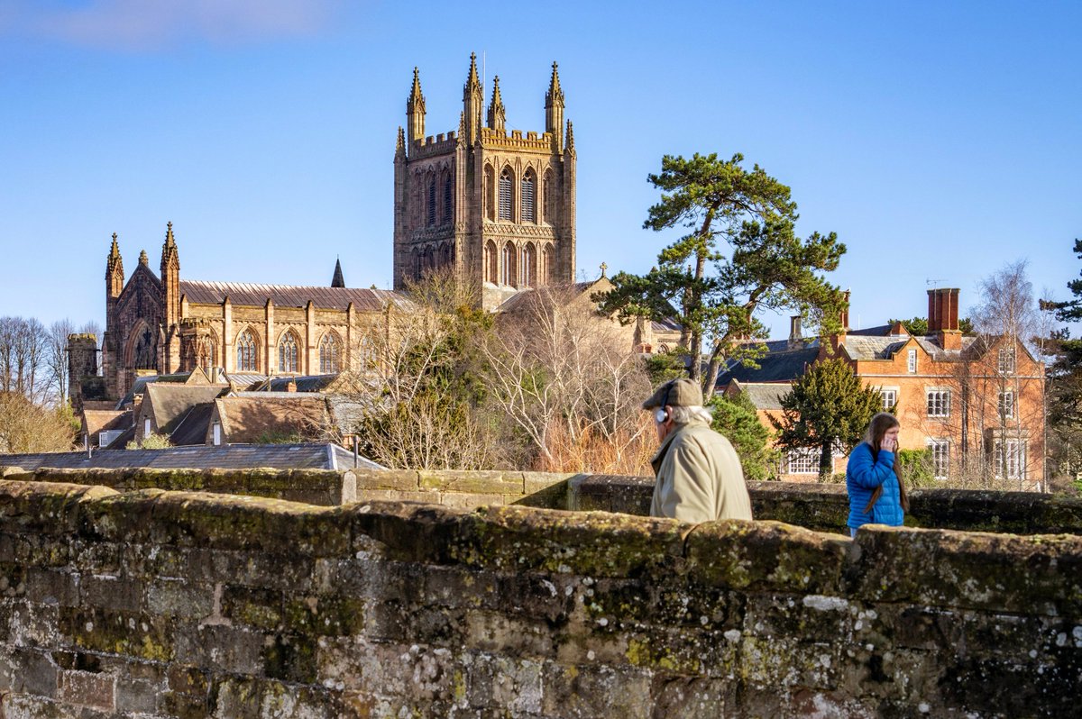 Think of people close to you as planets. Sometimes it’s nice to just watch them orbit and shine. - Yoko Ono
.
So many of my #Hereford photo walks seem to orbit the Cathedral... good job it's so photogenic I guess 😊👍
